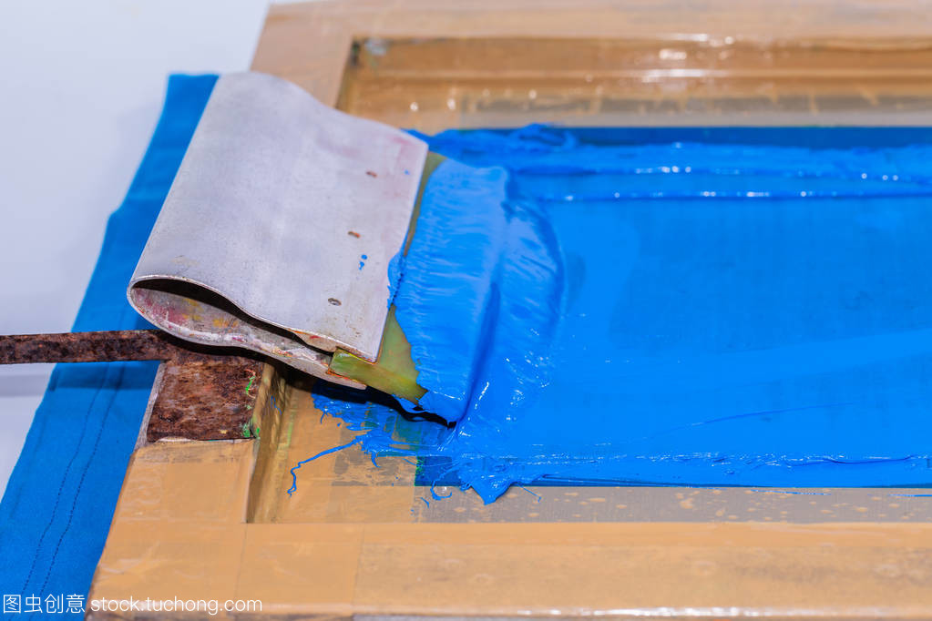 用藍色 t恤衫制作彩色印刷的手工絲網印刷